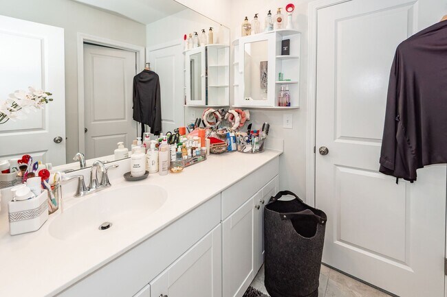 Building Photo - 4 Bedroom, 3.5 Bathroom Home in Summers Co...