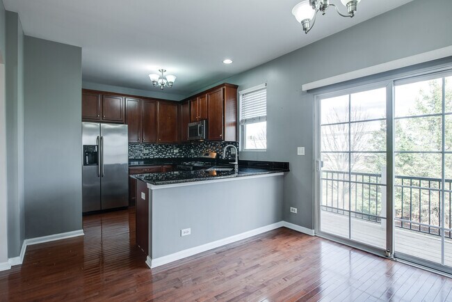 Building Photo - 417 Plaza Pl