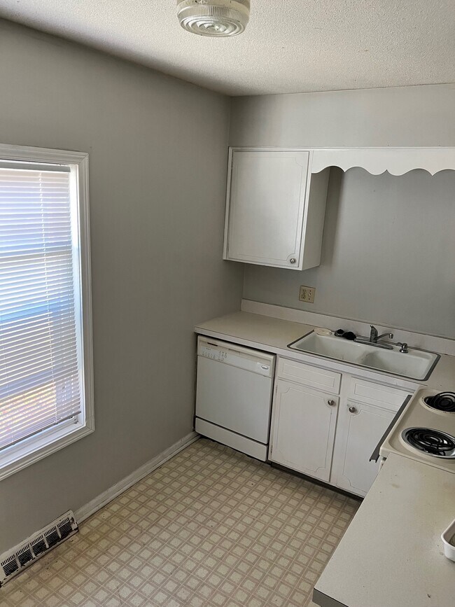 Building Photo - 8600 Countryshire Ln