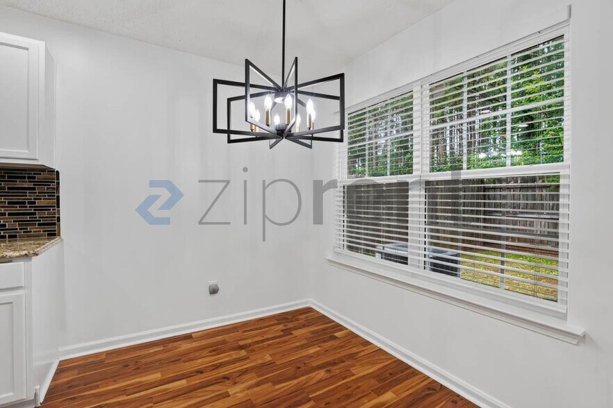 Building Photo - Unit