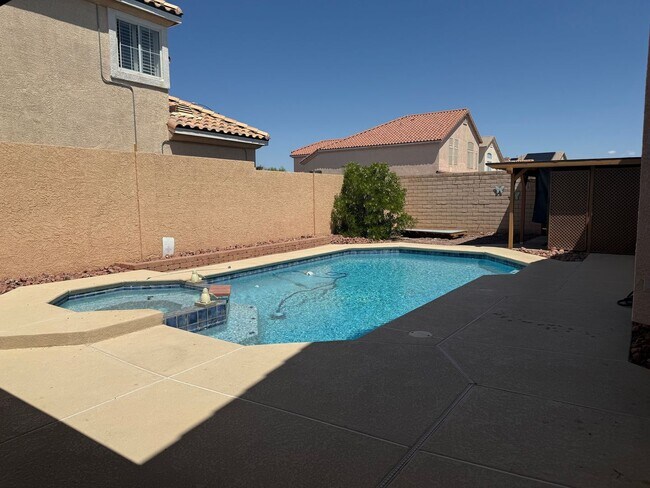 Building Photo - Beautiful Home with Pool near Tropicana and Buffalo