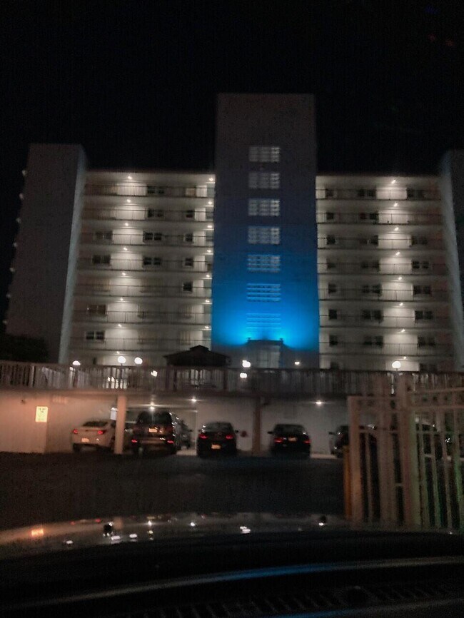 Building Photo - 3040 Lake Shore Dr