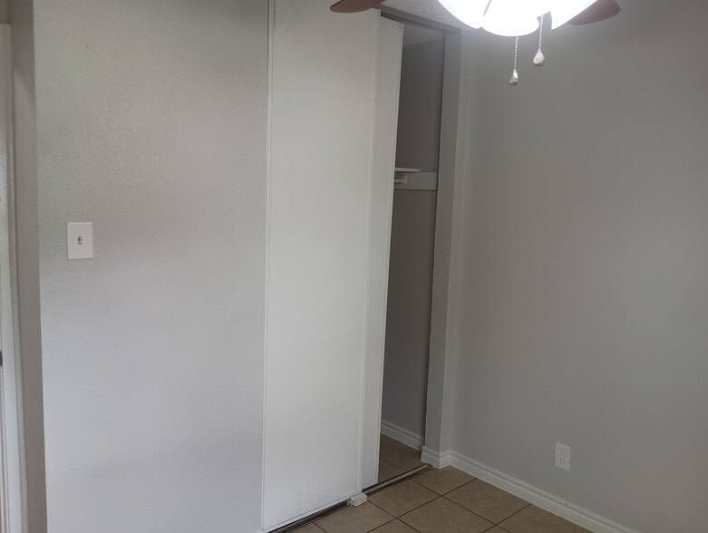 Building Photo - Room in House on Bounty Dr