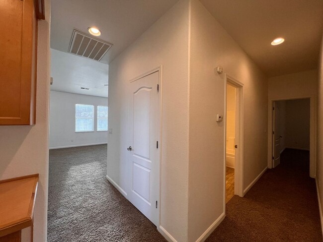 Building Photo - 4 bedroom Fernley Home.