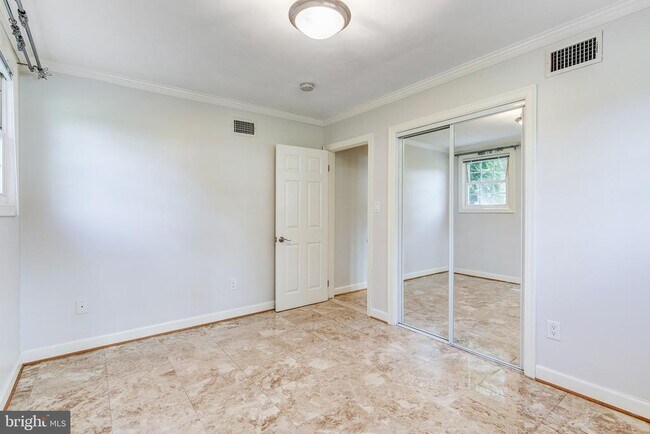 Building Photo - 3809 Great Neck Ct