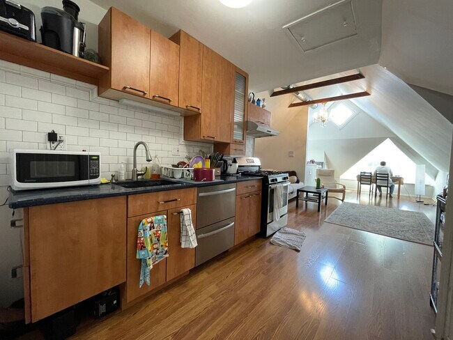 Building Photo - 2646 N Wilton Ave