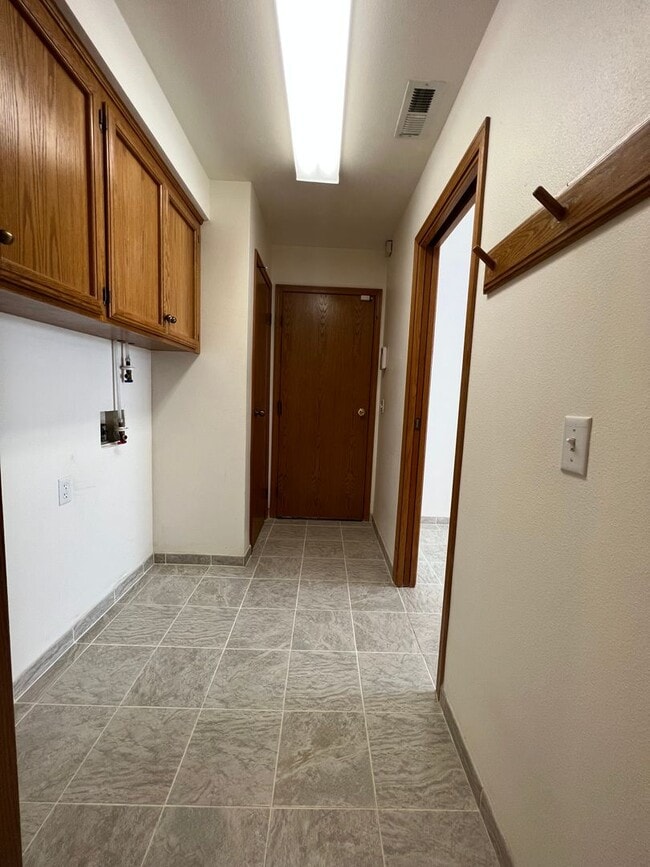 Building Photo - Discover the Jewel of Madera 4-bedroom 3-bath