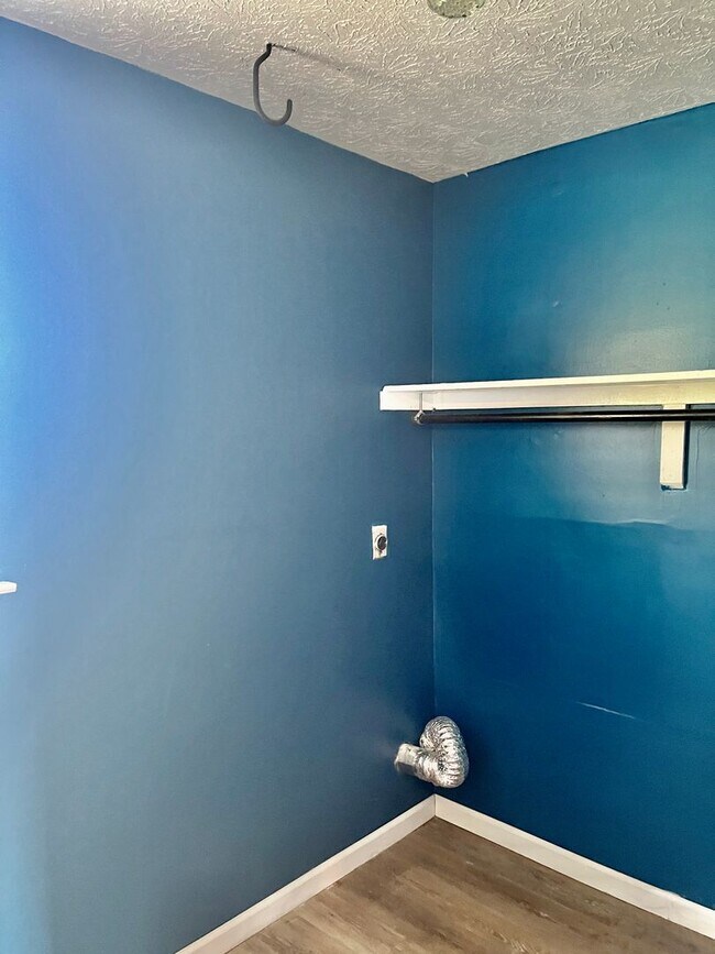 Building Photo - Cute 2-bedroom 1.5 bath townhome completely updated and only minutes from TAFB