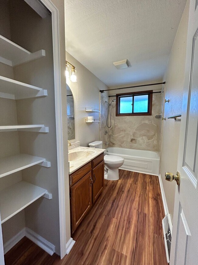 Building Photo - Recently Remodeled 2Bd/2Ba with Attached G...