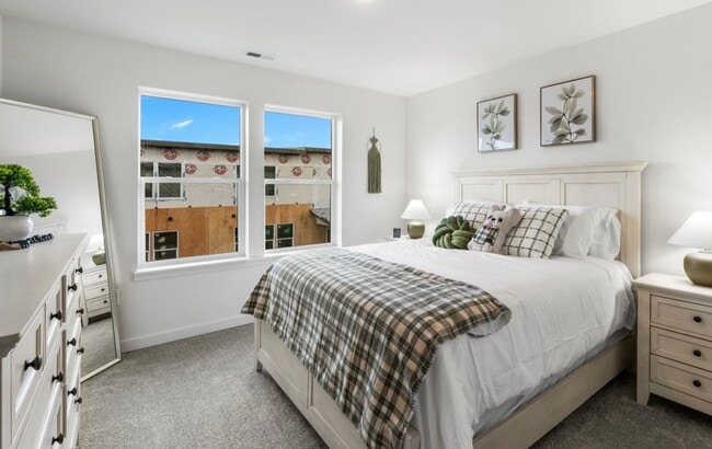 Building Photo - Free First Month Rent!