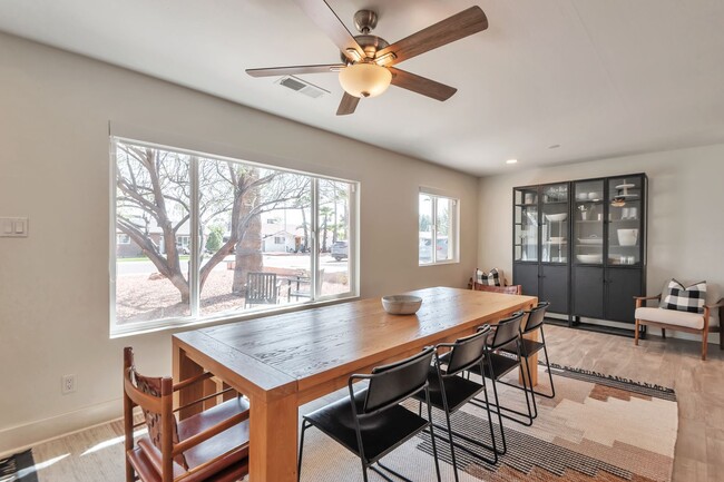 Building Photo - Updated and Spacious 3BED/2BATH Scottsdale Home