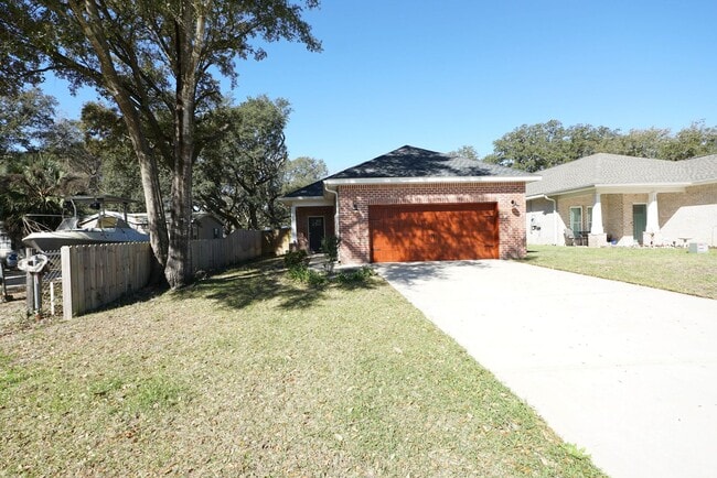 Building Photo - Four Bedroom Home