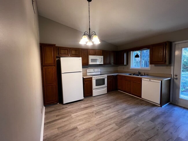 Building Photo - Charming 2 bedroom 2 bath home located in Jacksonville. This home is close to the area bases, sho...