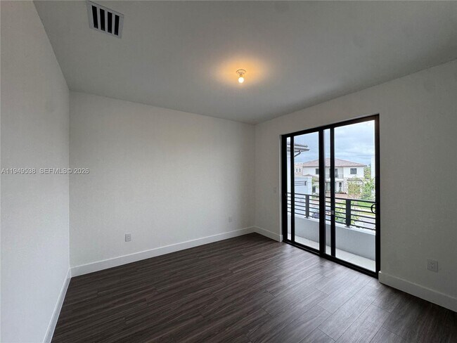 Building Photo - 19670 NE 14th Ct