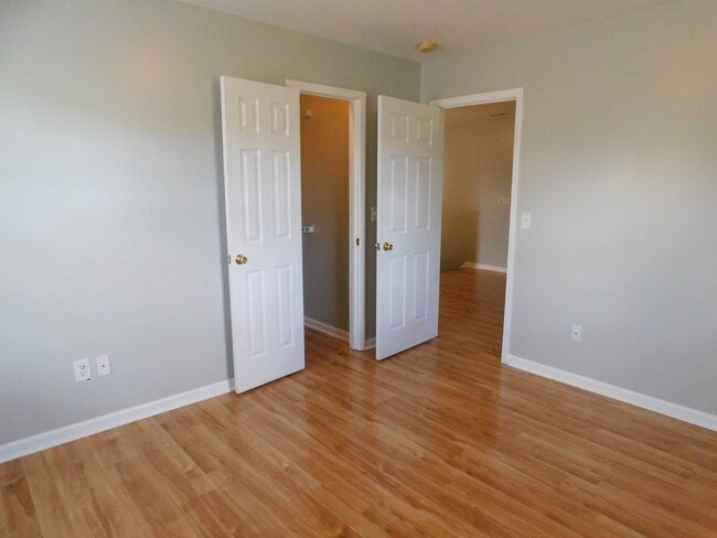 Building Photo - great 3 bed 2.5 bath master down