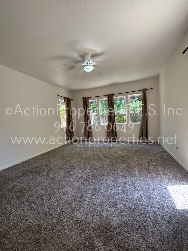 Building Photo - Single Story, Possible In-law or Great Hom...