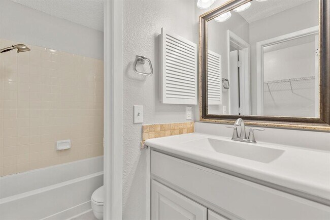 Building Photo - 413 Country Aire Dr