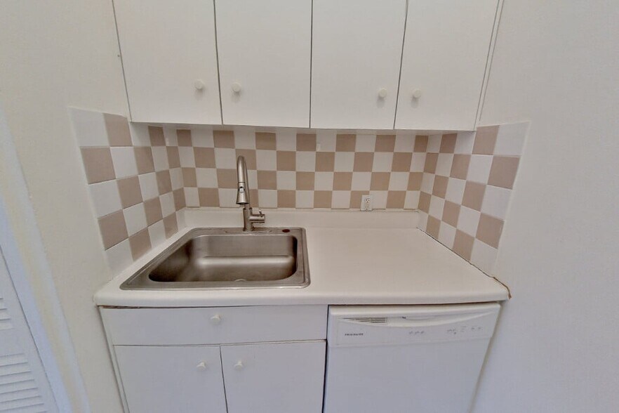 Building Photo - 350 W 21st St