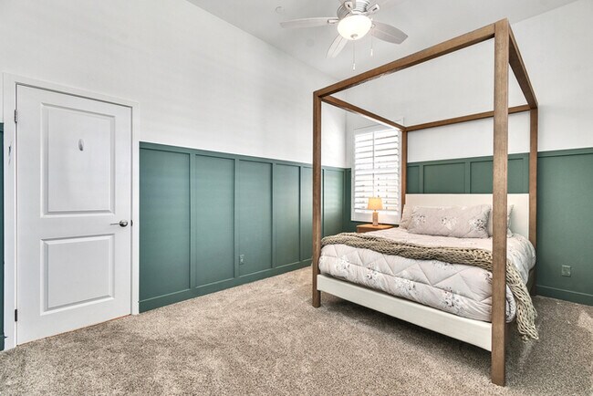 Building Photo - Light and bright 4 bedroom 3 bath beauty i...