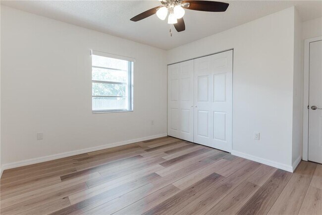 Building Photo - 6520 Meadowbrook Ln