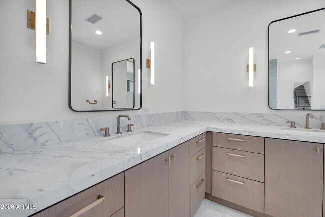 Building Photo - 6975 North 39th Pl