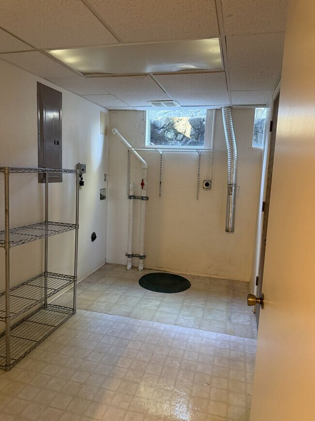 Building Photo - 1150 N 5th St