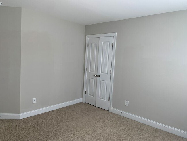 Building Photo - AMAZING LOCATION, Fantastic 4 Bed Home, in...