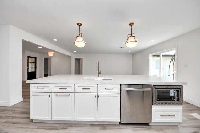 Building Photo - 10227 Metronome Dr