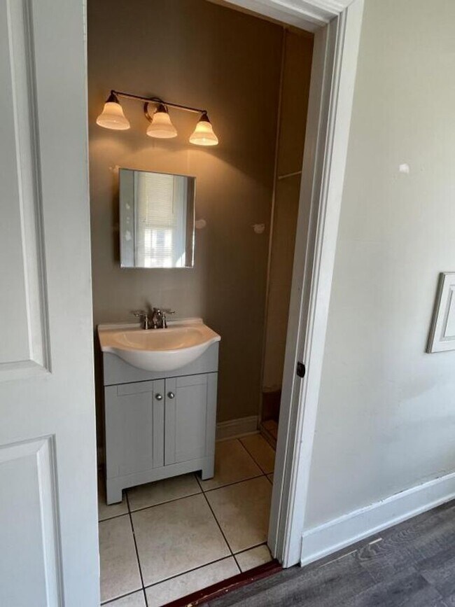 Building Photo - NOW AVAILABLE! 3 Bed, 2 Bath Victorian Hom...