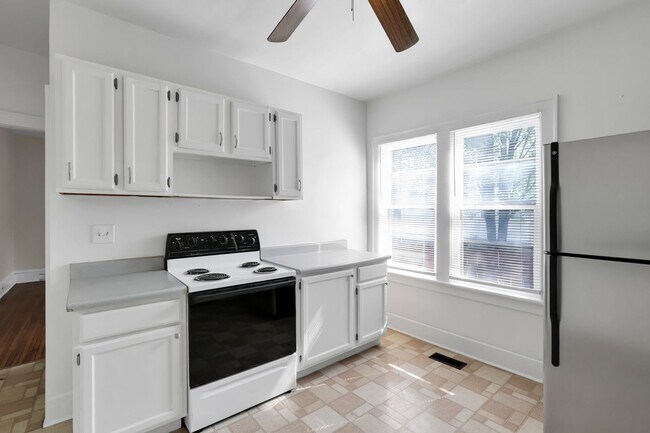 Building Photo - 461-463 Reinhard Ave