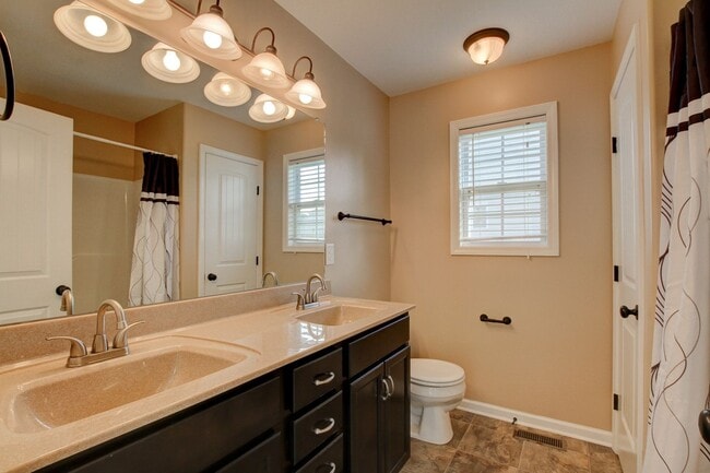 Building Photo - Charming Home Open Floor Plan with Spaciou...