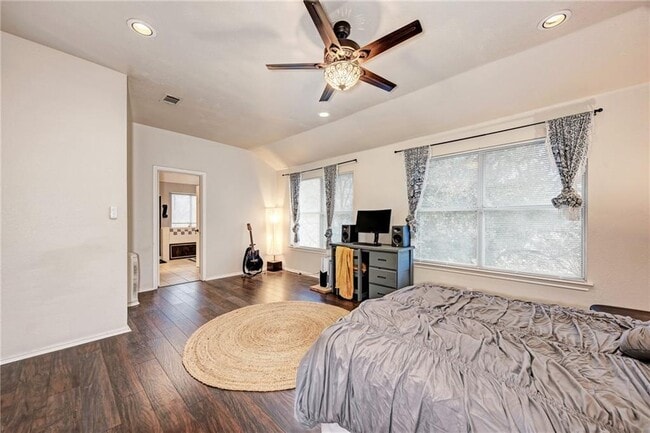 Building Photo - 1813 White Oak Loop