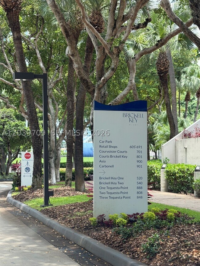 Building Photo - 540 Brickell Key Dr