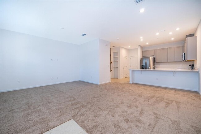 Building Photo - 9811 Walkway Dr