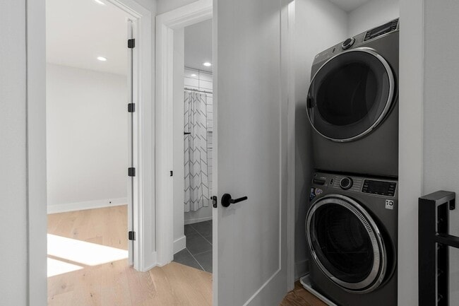 Building Photo - 1405 Perez St