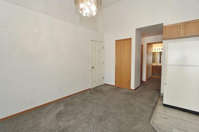 Building Photo - Single-Level Unit w/1-Car Garage