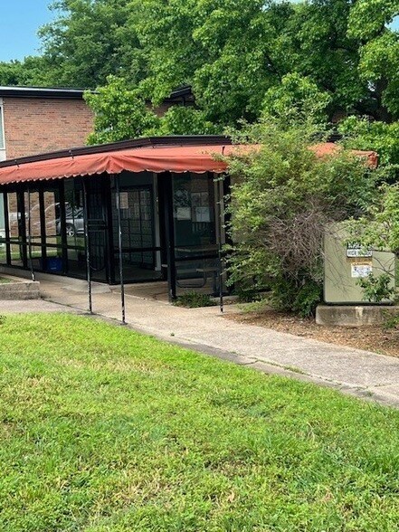 Building Photo - 2601 Hillsboro Pike