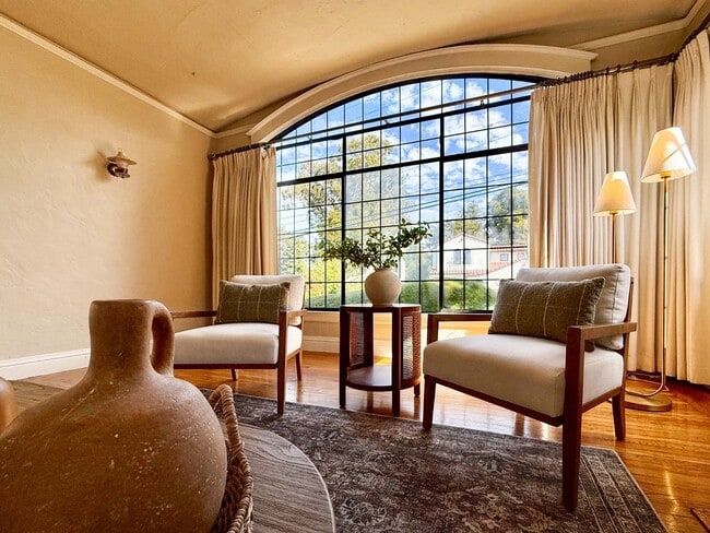 Building Photo - 2104 Carmelita Ave