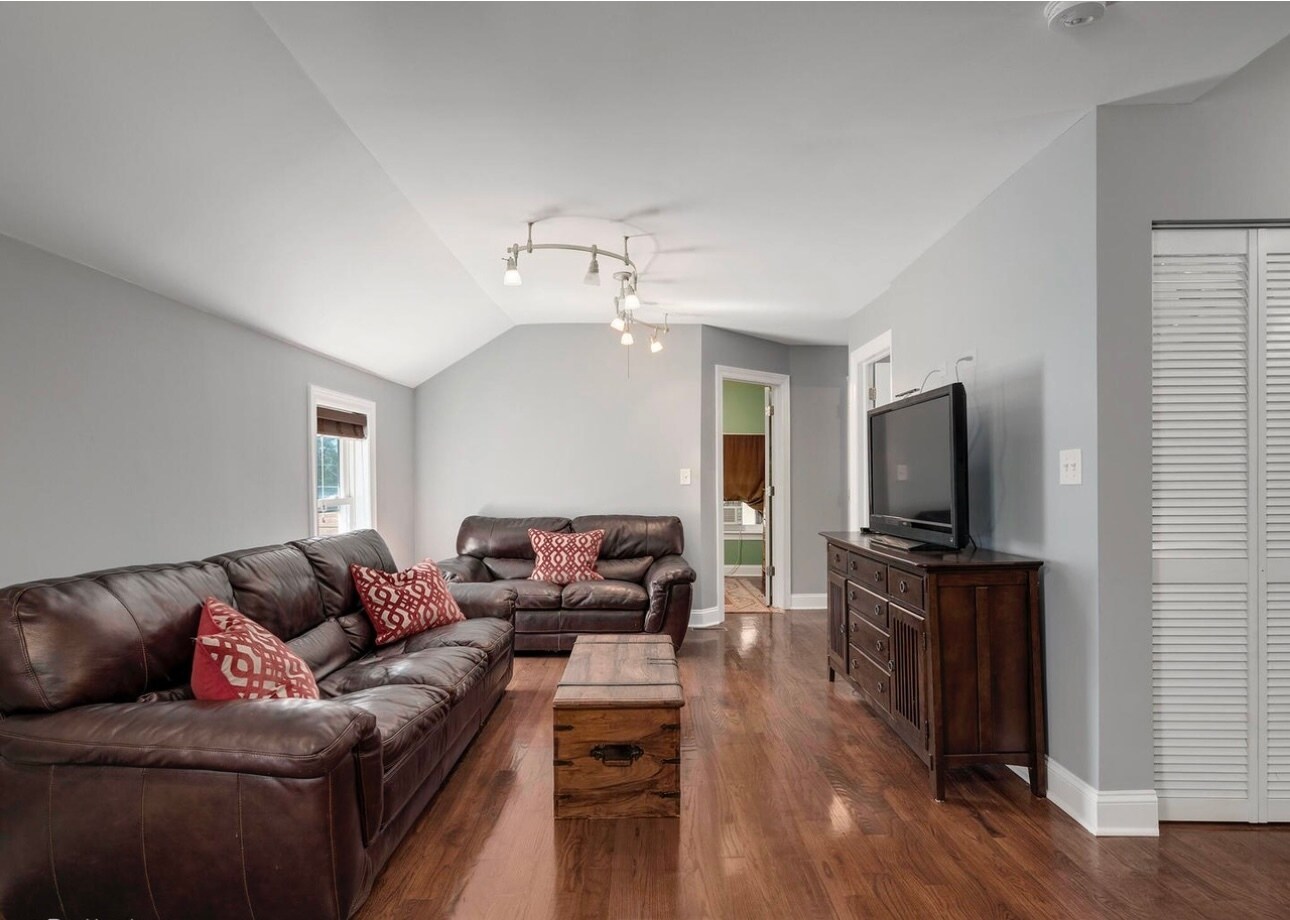 Building Photo - 4014 Blanchan Ave