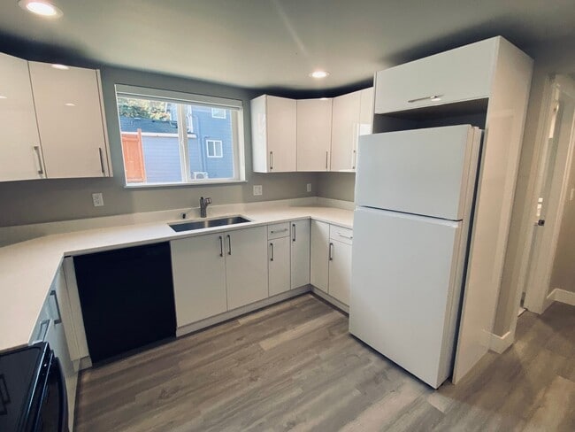 Building Photo - Large Corner Studio | Full Kitchen | In-Unit W/D | Pet Friendly