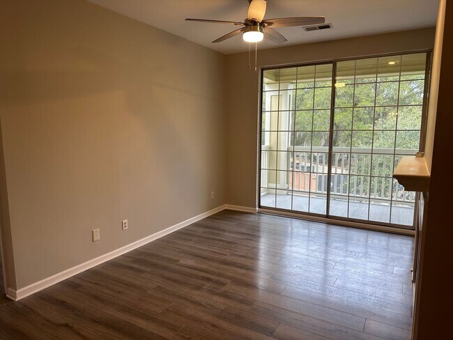 Building Photo - Beautiful Condo in Mount Pleasant!