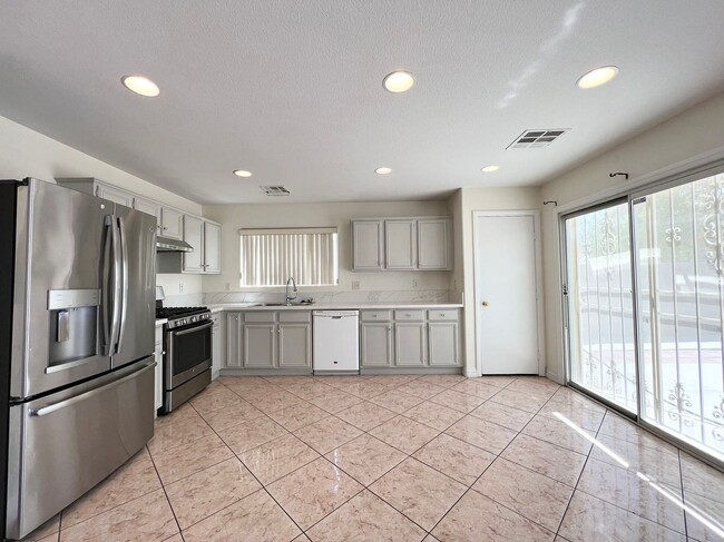 Building Photo - 5717 W Dewey Dr