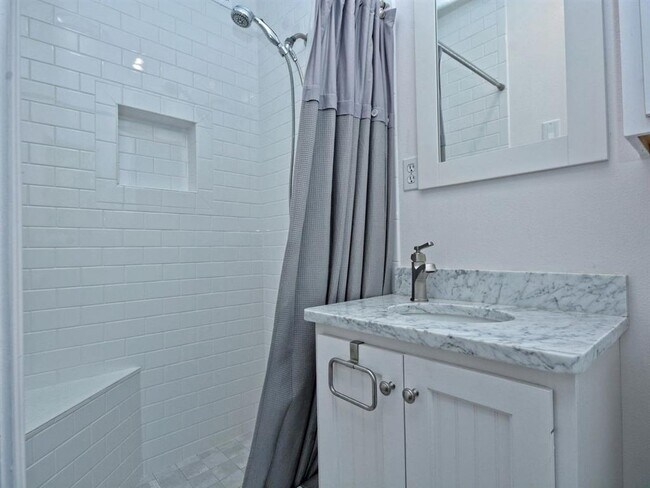 Building Photo - 2600 Twin Oaks Dr