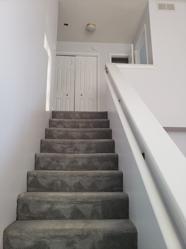 Building Photo - 3910 Old Elm Dr SE