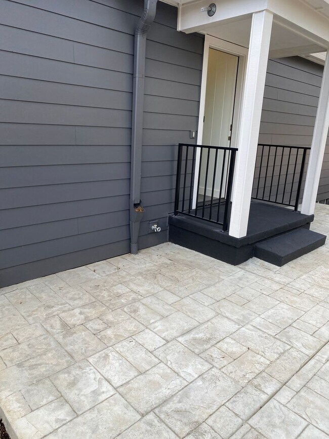 Building Photo - New Modern Updates 1250sf Hardwoods Baseme...