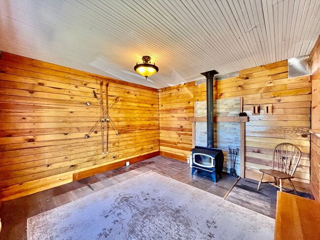 Building Photo - Charming Ronald Cabin Available through Ma...