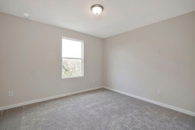 Building Photo - 1519 Hollins Dr