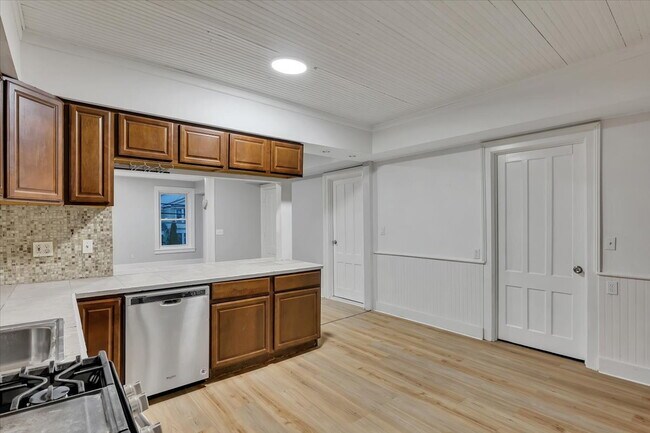 Building Photo - "Spacious 3-Bed Home at 57 1/2 Saratoga Av...