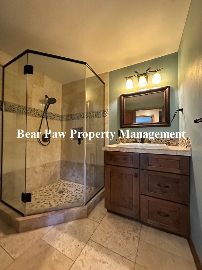 Building Photo - Lovely Home in Soda Creek!!