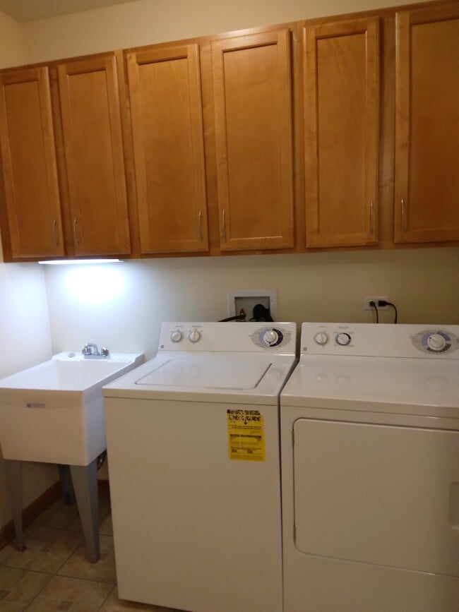 Building Photo - 5761 Higgins W Ave